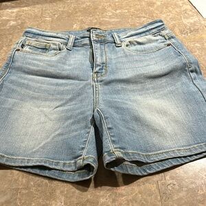 Size medium Judy blue light wash shorts